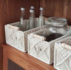 Panier de rangement élégant en macramé tissé à la main à la perfection et idéal pour l'organisation décorative et fonctionnelle de la maison - Product Image 1