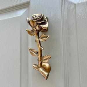 Aldaba de puerta de hierro forjado de desplazamiento duradero moderno con detalles intrincados para la oficina en casa o la puerta principal del hotel - Product Image 4