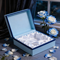 Boîte cadeau de luxe bleu clair personnalisée avec fermeture magnétique à rabat, doublure en satin blanc et gaufrage pour fleurs préservées et emballage de bijoux