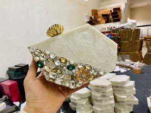 Sac à main de luxe pour femme en résine époxy, design personnalisé, fermeture magnétique ouverte, décoration en perles et strass, élégant et tendance - Product Image 6