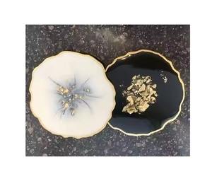 Plateau de service décoratif en bois naturel et résine écologique fait à la main pour les salades de fêtes à la maison - Product Image 1