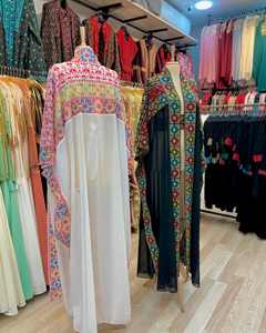 Abaya luxueuse de qualité supérieure inspirée de Dubaï avec perles lourdes en soie faite à la main pour adultes - Product Image 5