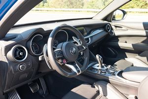 2023 Alfa Romeo Stelvio Quadrifoglio Essence faible kilométrage - Product Image 4