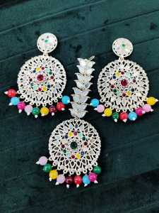 Pendientes de espejo Kundan chapados en oro de diseñador, conjunto de pendientes colgantes de cuentas multicolores con joyería elegante Maang Tikka para mujer - Product Image 2