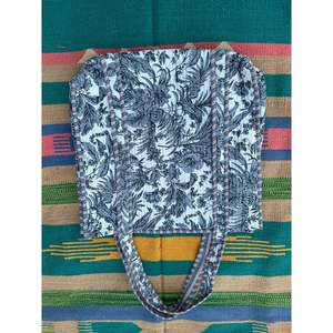 Bolsa de Mano Reversible Extra Grande de Algodón Acolchado, Diseño Gardenia en Blanco y Gris, Resistente, para Compras, Fin de Semana - Product Image 3