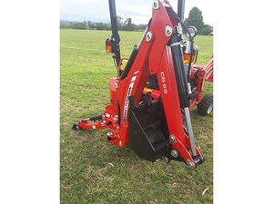 Tractor de Ruedas Usado Massey Ferguson 1835E 2WD con Caja de Cambios Automática y Larga Vida Útil - Product Image 3