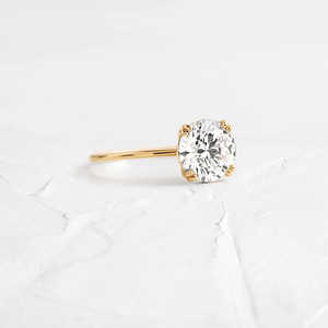 Anillo de Compromiso de Plata 925 con Moissanita Solitario de Corte Redondo Color D, Elegante y Lujoso Anillo de Bodas - Product Image 1