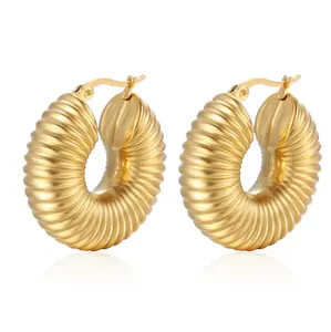 Elegante clásico 1 par chapado en oro titanio acero aro pendientes gotas de agua forma de corazón diseño fiesta regalo - Product Image 1