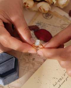 Bague de fiançailles et de mariage solitaire en or jaune 14K, 2,00 carats, taille radiant, sertie clos, vintage, VS1, ornementée de pierres cultivées en laboratoire, idéale pour les fêtes et les anniversaires - Product Image 4