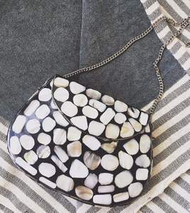 กระเป๋าคลัทช์มุกแท้ทำมือ ดีไซน์เก๋ไม่ซ้ำใคร สีสันปรับแต่งได้ กันน้ำ แฟชั่นสำหรับงานปาร์ตี้ที่บ้าน งานแต่งงาน คุณภาพดีเยี่ยมจากอินเดีย - Product Image 1