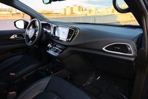 Gran Demanda: Vehículo Chrysler Pacifica Touring L 2024 para Personas en Silla de Ruedas de Roll-X Vans - Product Image 5