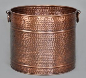 Maceta de metal con acabado dorado con un diseño moderno y elegante para combinar con paredes blancas, Suelos de mármol o muebles de madera oscura - Product Image 1