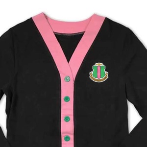 Cárdigan Largo de Mujer de Alta Calidad, Color Negro y Rosa, Cuello en V, Tejido de Cachemira, Doble Botonadura, Botones Verdes, Logotipo del Escudo, para Universidad - Product Image 3