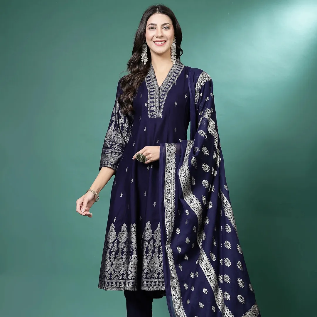 भारतीय महिलाओं के लिए नीले रंग के तीन पीस विशेष डिजाइन वाले कुर्ता सेट में पैंट और दुपट्टे के साथ सर्वोत्तम गुणवत्ता वाले कपड़ों का संग्रह