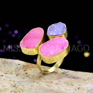 Anillo llamativo con patrón geométrico de corte princesa, piedra preciosa Druzy rosa y púrpura chapada en oro y rodio en joyería fina de latón - Product Image 2