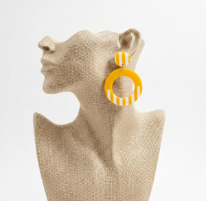 Pendientes de Aro de Resina a Rayas Amarillas y Blancas de Moda - Pendientes Colgantes con Círculos Geométricos Atrevidos, Joyería de Moda de Verano al por Mayor - Product Image 1