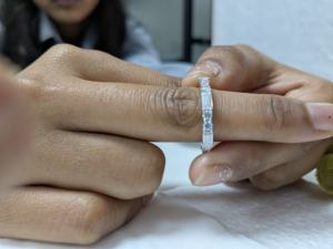 Anillo de Boda Cristiano Apilable de Moissanita con Corte Baguette Redondo de 1.30 Ct, Media Eternidad, para Mujer, Oro Blanco de 14K - Product Image 4