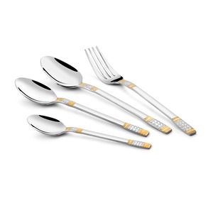 Ensemble de couverts élégant avec des détails minimes en or pour une salle à manger contemporaine ou des occasions spéciales indiennes - Product Image 1