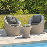 Ensemble de patio moderne en rotin 3 pièces avec table basse et chaises de conversation avec plateau en verre et coussins en PU pour hôtel et parc
