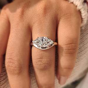 Anillo de compromiso de diamante solitario marquise cultivado en laboratorio, certificado IGI, color E, claridad VS, con dos puntas en V y cuatro puntas en garra. - Product Image 6