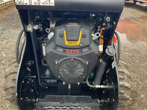 Minicargadora Compacta Usada KRT Equipment S 650, 500 Libras, 25 HP, Kawasaki PLC para Bomba - Product Image 5
