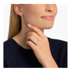 Premium Designer Argent Naturel Vintage Style Bague De Fiançailles Haute Demande Quatre Prong Emerald Cut Diamant Bijoux Accessoire pour - Product Image 2