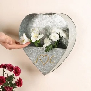 Jardinière murale en forme de cœur galvanisée pour vase mural suspendu de style fermier Décoration murale rustique pour la maison - Product Image 4