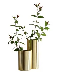 Elegante jarrón de metal hecho a mano, maceta decorativa moderna, acento artístico para mesa de casa y estilo interior - Product Image 1