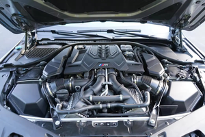 Auto Usado en Excelentes Condiciones, M8 Competition Coupe 2024, 250/300 CV, Motor V8 Twin Turbo, Tracción en las Cuatro Ruedas, Paquete M Competition, Volante a la Izquierda, Tapicería de Cuero, en Venta - Product Image 3