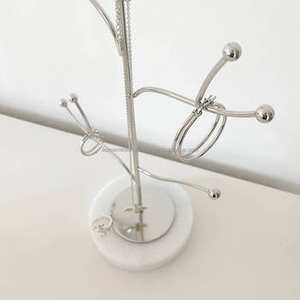 Support à bijoux Dancing Lady en métal enduit de poudre noire avec un design élégant parfait pour exposer des accessoires de bijoux - Product Image 3