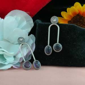 Pendientes colgantes de moissanita y metal Premium hechos de metal de alta calidad y adornados con deslumbrantes piedras de moissanita - Product Image 1