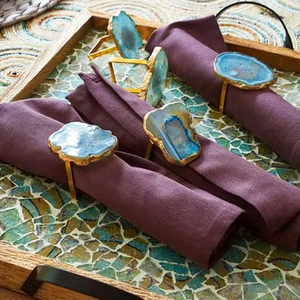 Ronds de serviette en résine fabriqués à la main avec finition brillante et sculpture complexe pour un style de table de fête luxueux - Product Image 1