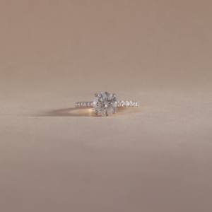 Anillo de Compromiso de Lujo para Mujer, Chapado en Oro Amarillo de 14K, con Zirconia de Corte Brillante Redondo y Doble Punta, Certificado IGI, OMKAR JEWELS - Product Image 5