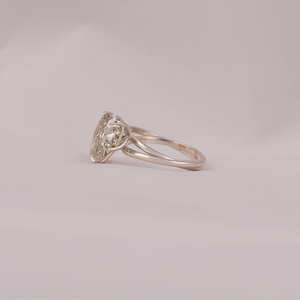 Bague de fiançailles de luxe classique en or massif 18KT avec triangle et diamant de laboratoire carré taillé sur coussin certifié IGI - Product Image 2