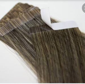 Extensions de cheveux naturels indiens Remy 100 % authentiques, ondulés, 28-30 pouces, à bandes adhésives, noir naturel, provenant d'un seul donneur, double trame faite à la machine - Product Image 1