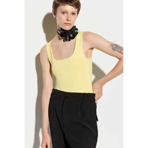 Blusa de cuello cuadrado con tirantes anchos - Product Image 1