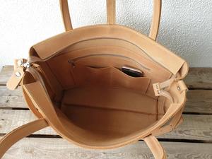 Sac pour ordinateur portable en cuir XXL beige camel unisexe, sac fourre-tout de luxe en cuir véritable avec poche zippée supérieure, cuir pleine fleur léger - Product Image 2