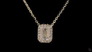 Collier de diamants de laboratoire taillés en émeraude de 1.2 ct Pendentif léger en or jaune 14 carats Bijoux idéaux pour la sophistication quotidienne - Product Image 5