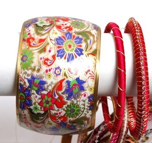 กำไลข้อมือโลหะเคลือบสีทำมือ ดีไซน์ลายดอกไม้แบบตะวันออก ชุดเครื่องประดับสำหรับงานแต่งงาน สีแดง สีเขียว สีน้ำเงิน - Product Image 1