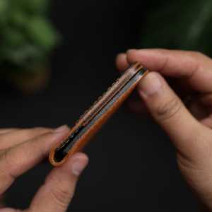 Cartera de Cuero Bifold con Bloqueo RFID WF Leathercraft No.70 (Negro Cósmico y Marrón) - Product Image 3