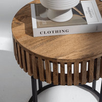 Table d'appoint ronde en bois artisanale moderne, multifonctionnelle, de haute qualité et durable, avec base en métal noir, design emboîtable