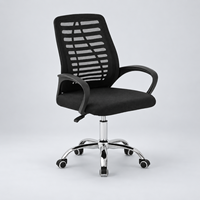 Chaise de bureau en maille noire avec option d'appuie-tête réglable, base chromée et accoudoirs en PP pour espaces de travail commerciaux