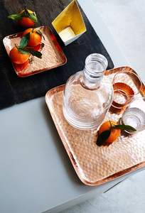 Plateaux et bols en or en acier inoxydable artisanal moderne avec motifs floraux Plateaux de service en marteau pour tables et bars - Product Image 3