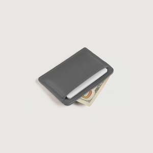 Tarjetero de Cuero Genuino Karl Grey con Protección RFID para Tarjetas de Crédito, Pasaportes y Tarjetas de Visita - Product Image 5