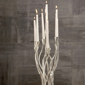 Elegante soporte de vela artístico de plata perfecto para agregar encanto elegante, acogedor, sofisticado y moderno a la decoración del hogar - Product Image 1