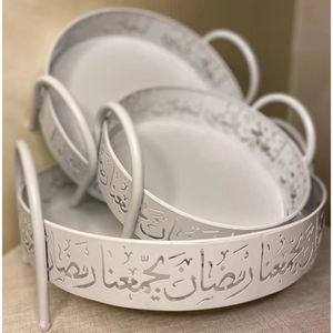 Plateau de serveur alimentaire rectangulaire Plateau martelé argenté élégant avec poignée en métal doré pour les fournitures de gros en Inde - Product Image 2