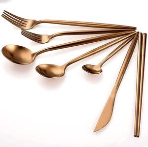 Ensemble de couverts en métal classique avec finition élégante idéal pour la table à manger et les occasions de dîner en famille - Product Image 2