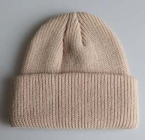 Gorros de Punto de Última Moda para Hombre y Mujer en Color Negro, Proveedor Mayorista, Cálidos para Invierno, Unisex, Color Sólido, 100% Acrílico, Ajustables - Product Image 4