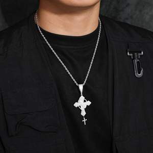 Pendentif Croix Mains Pliées en Moissanite de Laboratoire RITZIN avec Croix Suspendue en Argent Sterling - Product Image 3