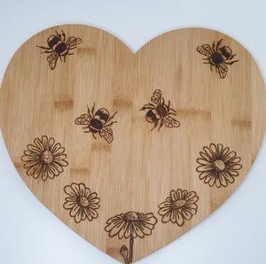 Planche à découper en bois d'acacia et de manguier artisanale avec des tailles personnalisées conçues pour une utilisation élégante à la maison et à l'hôtel Planche à fromage en résine - Product Image 6